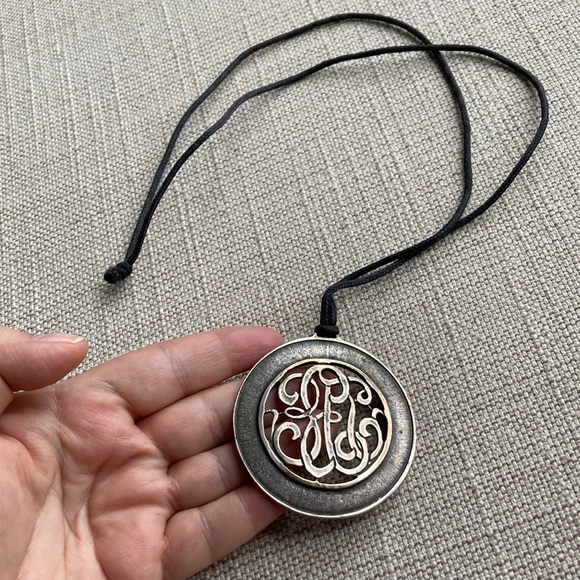 Jewelry - Vintage 1970’s medallion type silver colored necklace